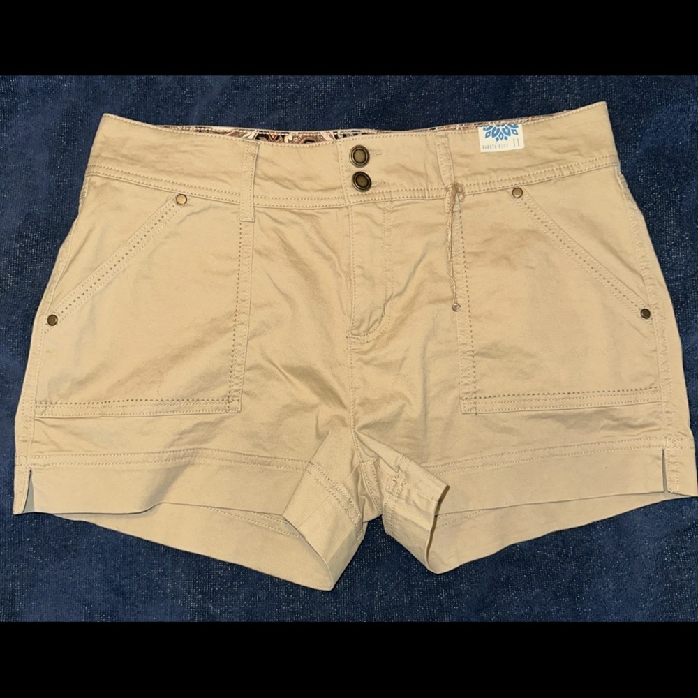 Women's Dakota Blue Mid Rise Stretch Shorts Size 11 Khaki NWT